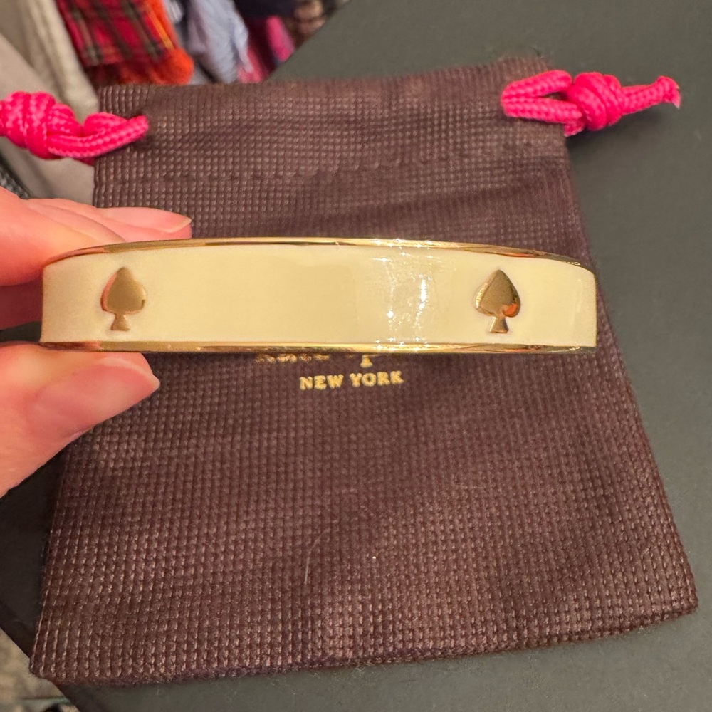 EUC! Kate Spade bangle. One size. Jewelry bag included.